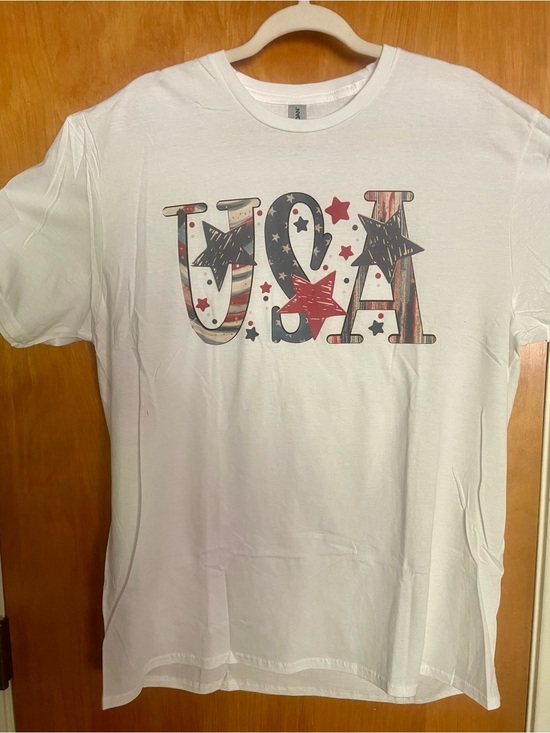 Gildan Tops - 🇺🇸250 yrs!🧨Gildan White Tee with Red and Blue USA Star Graphic🇺🇸